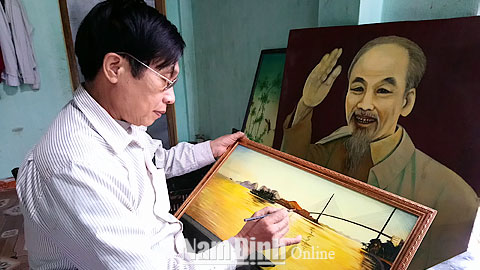 Ông Đinh Khắc Tuyến, xóm Hùng Vương, thôn Cát Đằng, xã Yên Tiến với sản phẩm sơn mài.