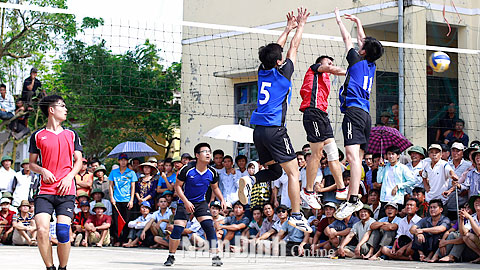 Một trận thi đấu bóng chuyền tại Đại hội TDTT xã Xuân Tân.