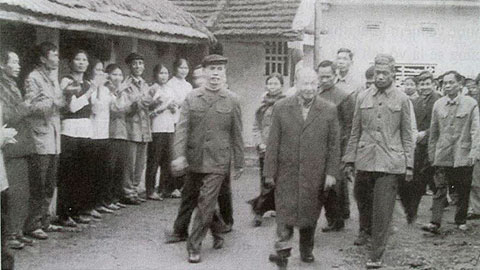 Nhân dân xã Xuân Hồng, huyện Xuân Thủy, tỉnh Hà Nam Ninh (cũ) vui mừng đón đồng chí Trường - Chinh về thăm quê hương ngày 3.3.1981