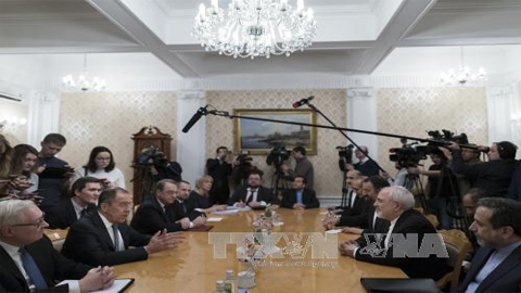 Ngoại trưởng Nga Sergei Lavrov (thứ 2, trái) và Ngoại trưởng Iran Mohammad Javad Zarif (thứ 2, phải) trong cuộc gặp tại Moskva ngày 10/1. Ảnh: AFP/TTXVN 