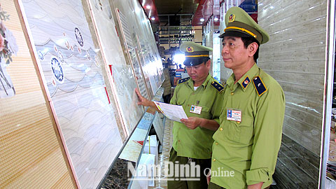 Lực lượng Quản lý thị trường kiểm soát hàng hóa lưu thông trên địa bàn huyện Nghĩa Hưng.