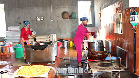 Cơ sở sản xuất bánh nhãn nằm lẫn trong khu dân cư tại làng nghề Đông Cường, Thị trấn Yên Định (Hải Hậu).