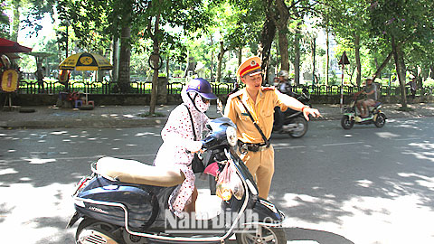 Cảnh sát giao thông, Công an Thành phố Nam Định xử lý vi phạm trật tự ATGT tại nút giao thông ngã tư Cửa Đông.