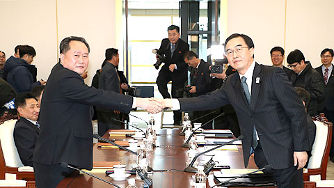 Ông Ri Son-guôn (trái) Trưởng phái đoàn Triều Tiên và ông Chô Mi-ông guôn, Trưởng phái đoàn Hàn Quốc, bắt tay tại cuộc gặp. Ảnh: Internet