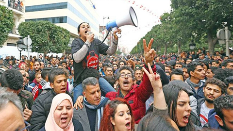 Biểu tình phản đối chính sách kinh tế khắc khổ ở Thủ đô Tuy-nít, Tuy-ni-di. Ảnh Reuters