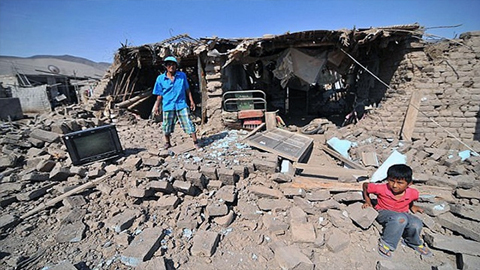 Ðộng đất phá hủy hàng nghìn ngôi nhà ở Pê-ru. Ảnh Reuters