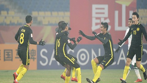 Niềm vui của các cầu thủ U23 Malaysia sau khi có bàn thắng vào lưới U23 Saudi Arabia. 