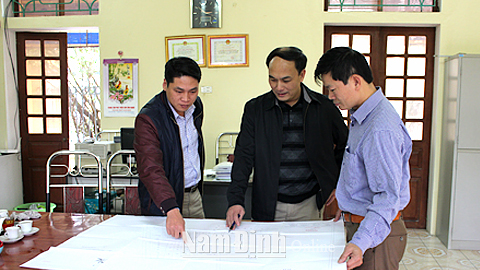 Cán bộ Trung tâm phát triển CCN Thành phố Nam Định rà soát tình hình sử dụng đất trong CCN An Xá.