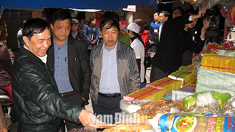 Đoàn thanh tra, kiểm tra liên ngành vệ sinh ATTP tỉnh kiểm tra các mặt hàng thực phẩm tại chợ Mỹ Tho (TP Nam Định).