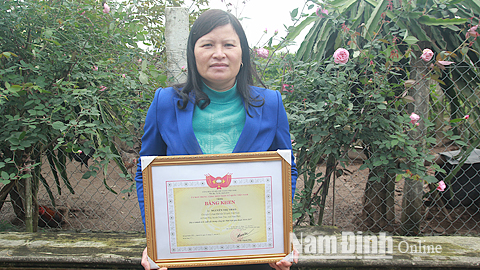 Bà Nguyễn Thị Thao được tặng Bằng khen của Ủy ban Trung ương MTTQ Việt Nam vì đã có thành tích xuất sắc trong công tác Mặt trận giai đoạn 2014-2017.