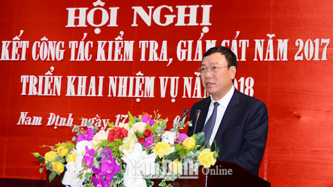 Đồng chí Đoàn Hồng Phong, Ủy viên BCH Trung ương Đảng, Bí thư Tỉnh ủy, Trưởng đoàn Đoàn đại biểu Quốc hội của tỉnh phát biểu kết luận hội nghị.