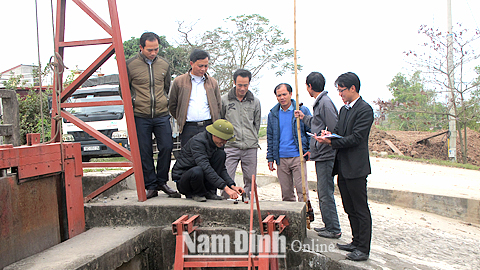 Cán bộ kỹ thuật Cty TNHH một thành viên KTCTTL Nghĩa Hưng kiểm tra độ mặn tại cửa cống Tam Tòa, xã Nghĩa Châu (Nghĩa Hưng).