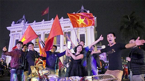 Cổ động viên ăn mừng chiến thắng khi đội U23 Việt Nam vào bán kết Giải Vô địch bóng đá U23 châu Á 2018.
