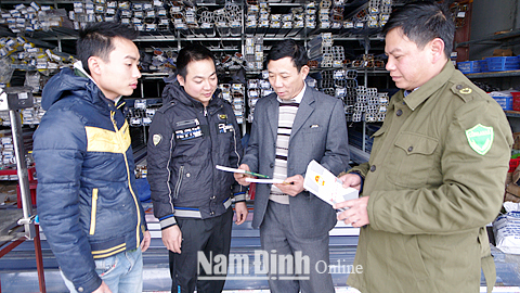 Cán bộ Hội Nông dân phối hợp với Công an xã Xuân Ninh tuyên truyền pháp luật cho các hộ dân ở địa phương.