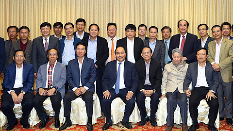 Thủ tướng Nguyễn Xuân Phúc với các đại biểu tại buổi gặp mặt.