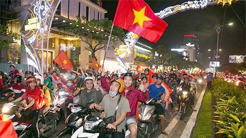Người dân thành phố Ðà Nẵng đổ ra đường ăn mừng chiến thắng của đội tuyển U23 Việt Nam.