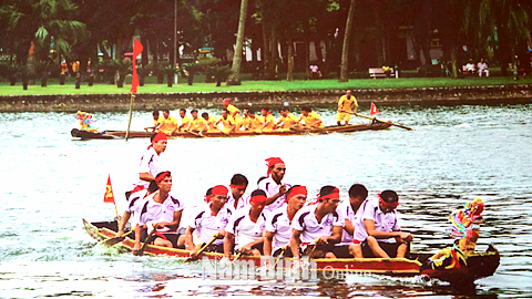 Đội bơi chải nam huyện Giao Thủy thi đấu tại giải bơi chải truyền thống của tỉnh. Ảnh: Do cơ sở cung cấp