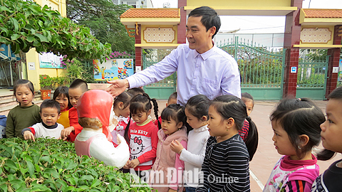 Thầy giáo Nguyễn Văn Hội cùng các cháu Trường Mầm non Phượng Hồng (TP Nam Định).