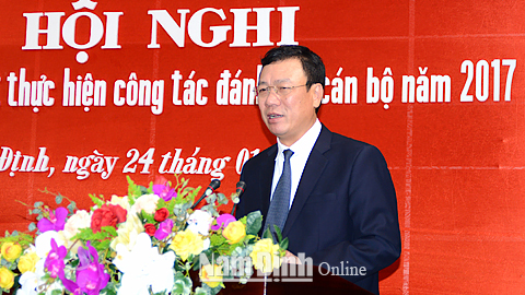 Đồng chí Đoàn Hồng Phong, Ủy viên BCH Trung ương Đảng, Bí thư Tỉnh ủy, Trưởng đoàn Đoàn đại biểu Quốc hội của tỉnh phát biểu tại hội nghị.