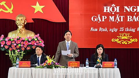 Đồng chí Trần Văn Chung, Phó Bí thư Thường trực Tỉnh ủy, Chủ tịch HĐND tỉnh phát biểu tại buổi gặp mặt.