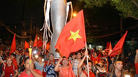   Người hâm mộ TP Hồ Chí Minh xuống đường ăn mừng ngôi á quân của U.23 Việt Nam. Ảnh: XUÂN CƯỜNG