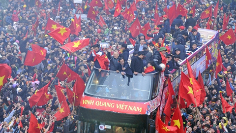 Đội tuyển U23 Việt Nam trong vòng tay người hâm mộ. 