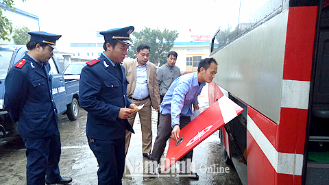 Thanh tra giao thông (Sở GTVT) kiểm tra việc chấp hành các quy định pháp luật về bảo đảm an toàn vận tải của xe khách tại địa phận huyện Hải Hậu.