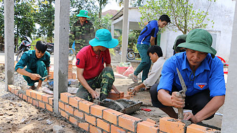  Lực lượng vũ trang giúp dân xây nhà 