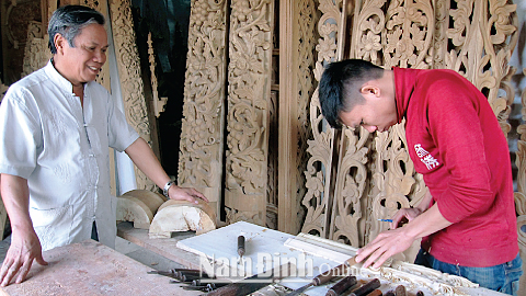 Nghệ nhân Trần Ngọc Tuyền, làng nghề chạm khắc gỗ Trà Đông - Trà Đoài, xã Xuân Phương, huyện Xuân Trường