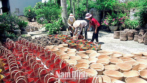 Ảnh trong bài: Sản xuất hàng thủ công mỹ nghệ xuất khẩu từ cói tại làng nghề Đồng Nam, xã Nghĩa Lạc (Nghĩa Hưng).