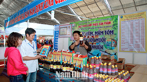 Sản phẩm nước mắm Ninh Cơ của Cty CP Chế biến hải sản Nam Định, Thị trấn Thịnh Long (Hải Hậu) được Hội Nông dân Việt Nam cấp giấy chứng nhận 