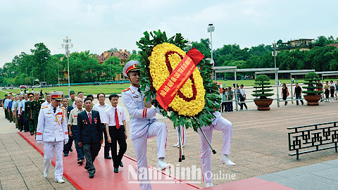Đoàn người có công tiêu biểu của tỉnh vào Lăng viếng Chủ tịch Hồ Chí Minh (tháng 7-2017).