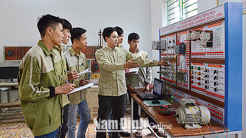 Giờ thực hành của học sinh lớp Điện Trường Trung cấp Cơ điện Nam Định.