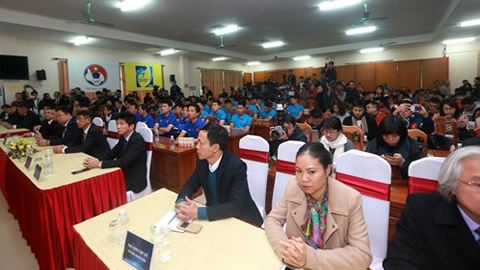 Các tuyển thủ U23 Việt Nam và đông đảo phóng viên tham dự buổi gặp gỡ.