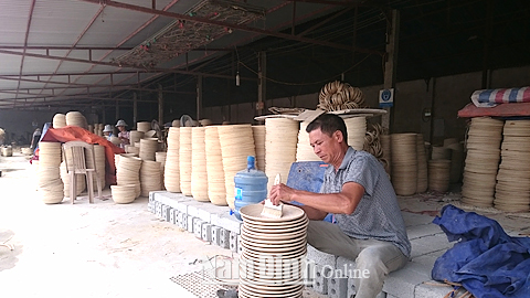 Sản xuất sản phẩm thủ công mỹ nghệ xuất khẩu từ tre nứa chắp tại Cty TNHH Hoàng Sơn, xã Vĩnh Hào.