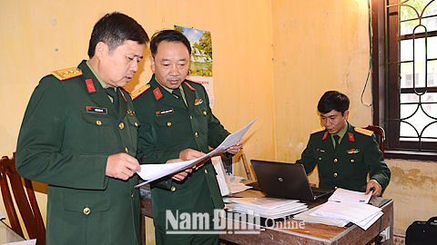 Cán bộ Ban CHQS huyện Xuân Trường rà soát, thẩm định hồ sơ thanh niên sẵn sàng nhập ngũ năm 2018.