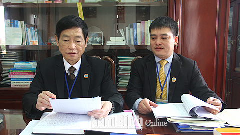 Cán bộ TAND huyện Giao Thủy nghiên cứu các văn bản pháp luật phục vụ công tác xét xử.