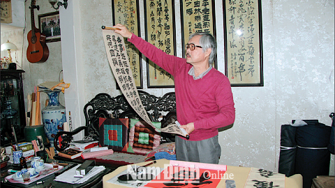Ông Nguyễn Kim Ba, đường Minh Khai (TP Nam Định) với nghệ thuật chơi chữ ngày Tết.