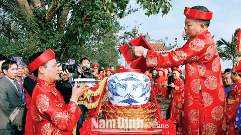 Nước từ giếng Rồng được rót vào chóe để rước về Đền Thiên Trường tại lễ hội Khai ấn Đền Trần, phường Lộc Vượng (TP Nam Định) năm 2017.