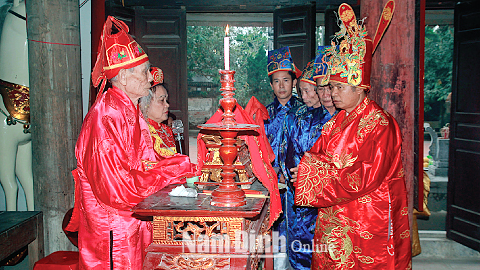 Đội tế nam quan làng Cát Đằng, xã Yên Tiến (Ý Yên) thực hiện các nghi thức xin lửa thánh đêm Giao thừa.