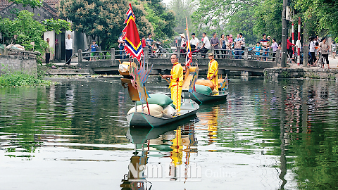 Trò chơi thi thuyền chở lương trong lễ hội mùa xuân ở làng Gạo.