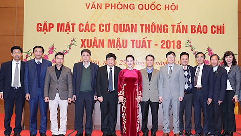 Chủ tịch Quốc hội Nguyễn Thị Kim Ngân chụp ảnh lưu niệm với lãnh đạo các cơ quan thông tấn báo chí.