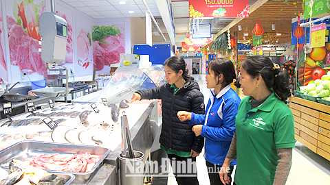 Khách hàng tham quan, mua sắm hàng tiêu dùng Tết tại Siêu thị Co.opMart (TP Nam Định).