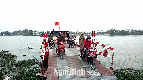 Hành khách qua phà ở xã Hải Minh (Hải Hậu) không chấp hành quy định về sử dụng áo phao hoặc dụng cụ nổi khi tham gia giao thông đường thủy.