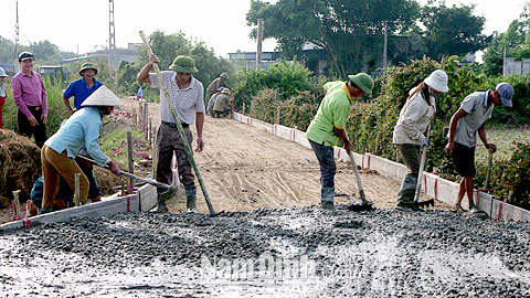 Nhân dân xóm 10, xã Mỹ Trung (Mỹ Lộc) thi công đường khuyến nông đạt chuẩn theo tiêu chí NTM.