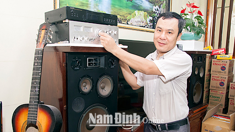 Anh Phạm Trung Kỳ, xã Nghĩa Đồng (Nghĩa Hưng) bên bộ âm thanh của Nhật được sản xuất trước năm 1975.