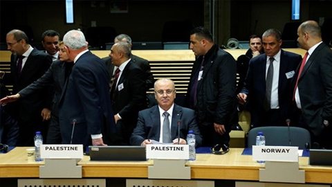 Thủ tướng Pa-le-xtin R.Ham-đa-la (giữa) tại phiên họp ở Brúc-xen, Bỉ. Ảnh: Reuters