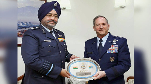 Tư lệnh Không quân Mỹ, Tướng Ð.Gôn-phên (bên phải) tại cuộc gặp Tư lệnh Không quân Ấn Ðộ B.S.Ða-noa. Ảnh: PTI