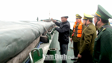 Lực lượng QLTT và BĐBP tỉnh kiểm tra hàng hóa của các phương tiện thủy lưu thông trên tuyến biên giới biển của tỉnh.