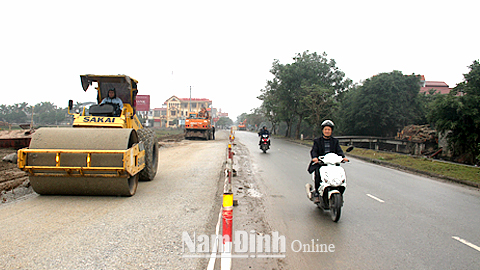 Thi công nâng cấp Quốc lộ 57, đoạn đi qua Thị trấn Lâm.